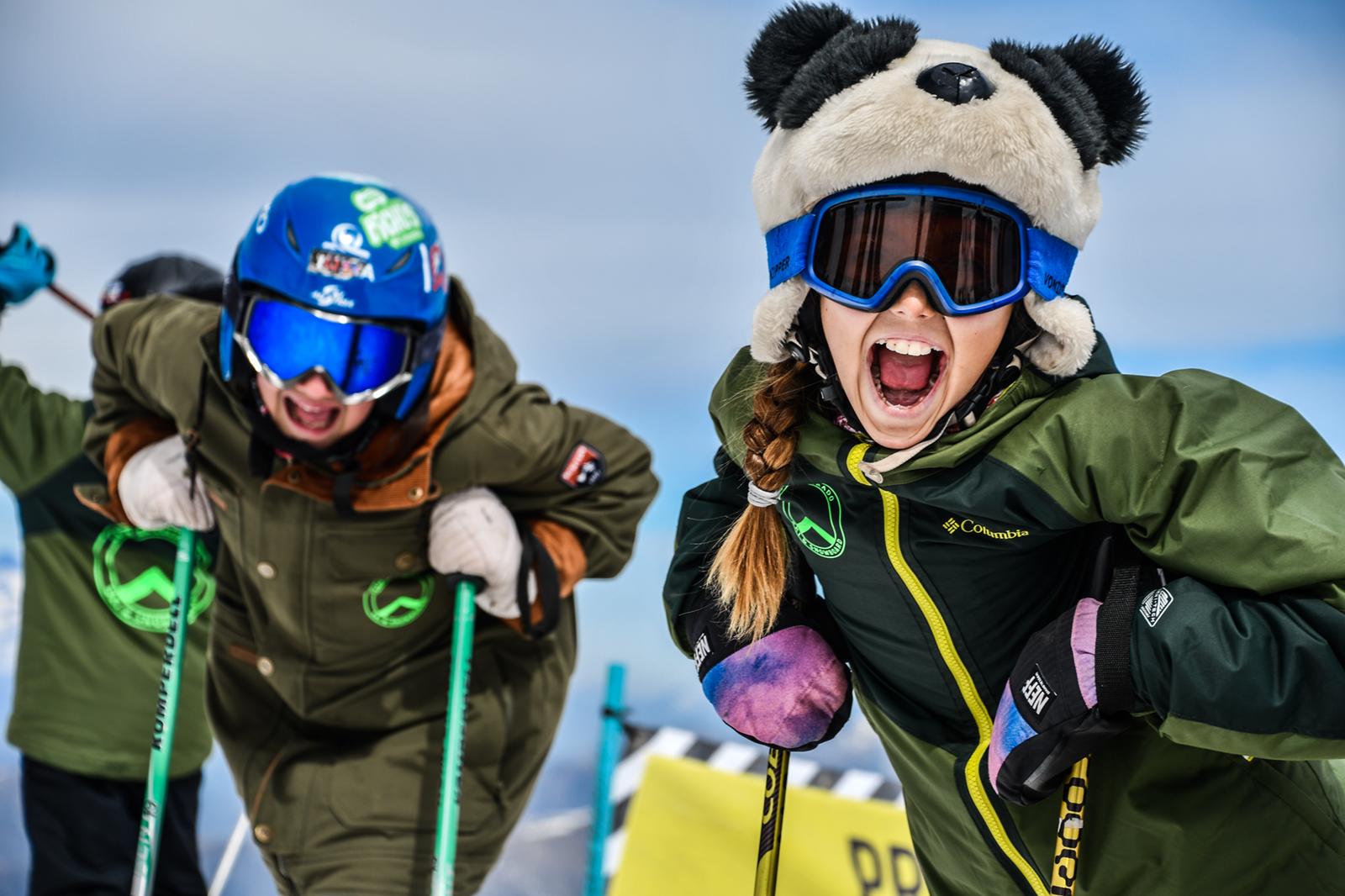 Niños del Club de Ski de El Colorado en una jornada de competencia
