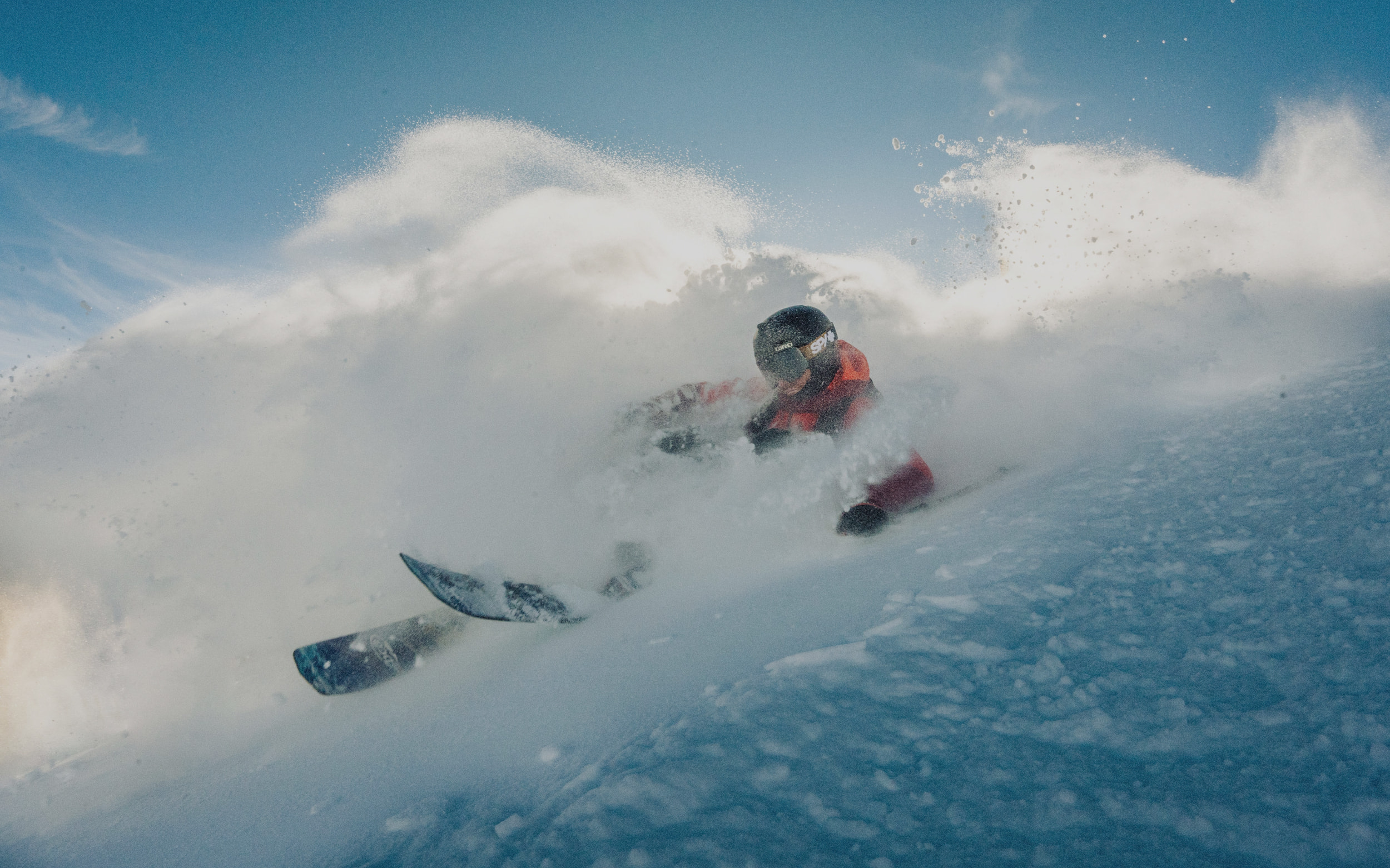 Esquiador trazando una curva en nieve polvo en El Colorado
