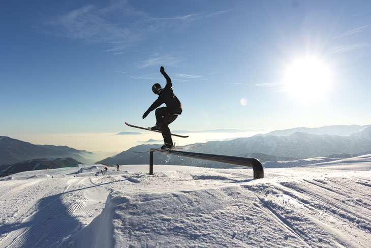 Rider deslizando por un cajón en el snowpark de El Colorado