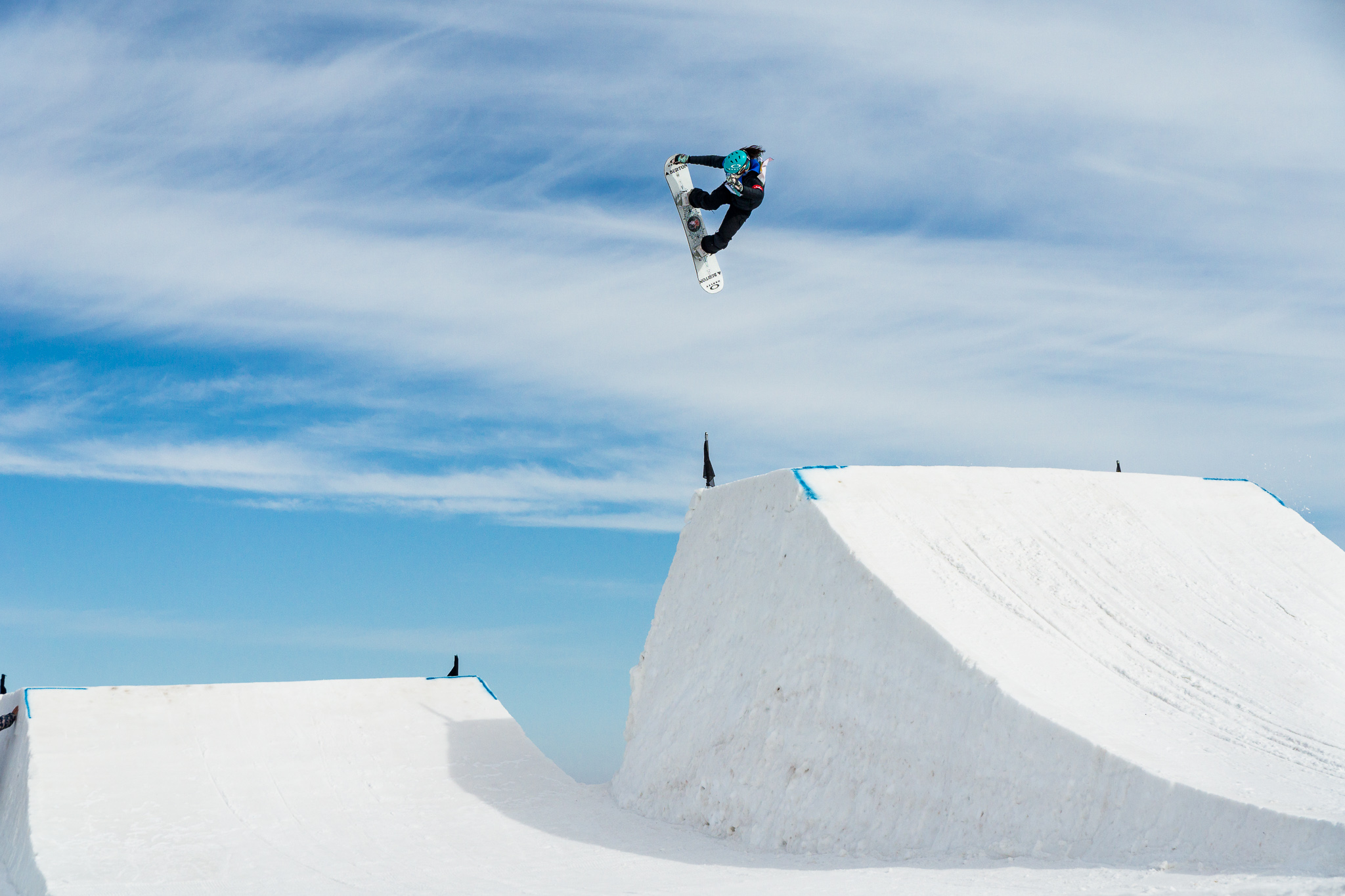 Salto de snowboard en el snowpark de El Colorado durante El Rey del Park