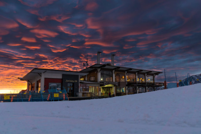 Atardecer sobre la base de El Colorado al cierre de la temporada